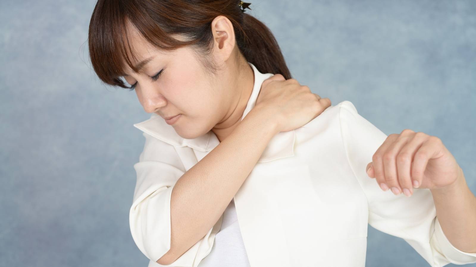 タオル一本でスッキリ！縮こまった体側がぐ〜んと伸びてコリや疲れが軽くなる簡単ストレッチ