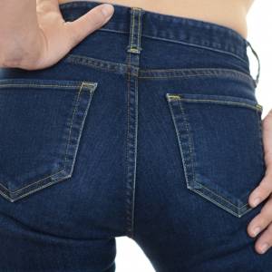 お尻が横に広がってきたら…真ん中に寄せるだけ！座ってできる簡単美尻エクササイズ