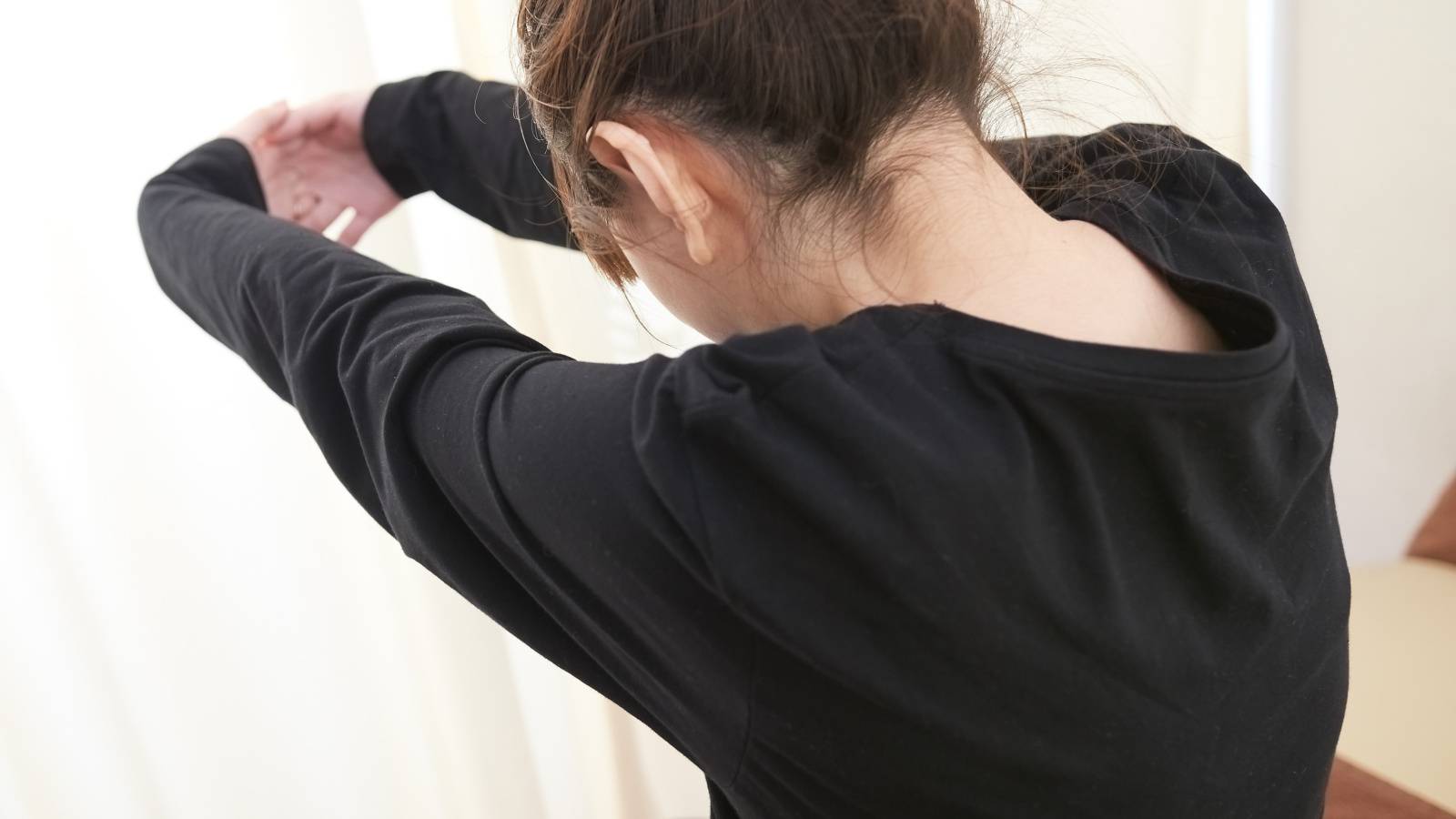 暑苦しさがスッキリ！身体全体の血行を改善『タオル』を使った簡単肩周りほぐしヨガ