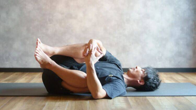 【眠れないときは股関節をゆるめてみて】ベッドの上で 5分！ゴロゴロ股関節ほぐしストレッチ