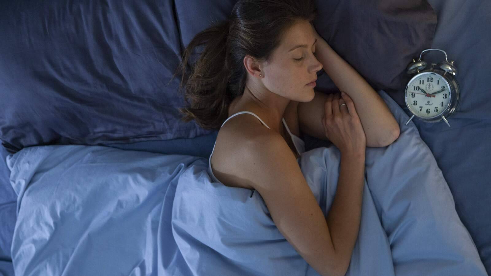 睡眠は脳や内臓、筋肉のリカバリー時間。睡眠の質が変わる〈寝る前5分でできる〉夜のツボ指圧＆ヨガ