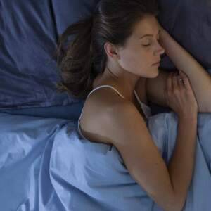 睡眠は脳や内臓、筋肉のリカバリー時間。睡眠の質が変わる〈寝る前5分でできる〉夜のツボ指圧＆ヨガ