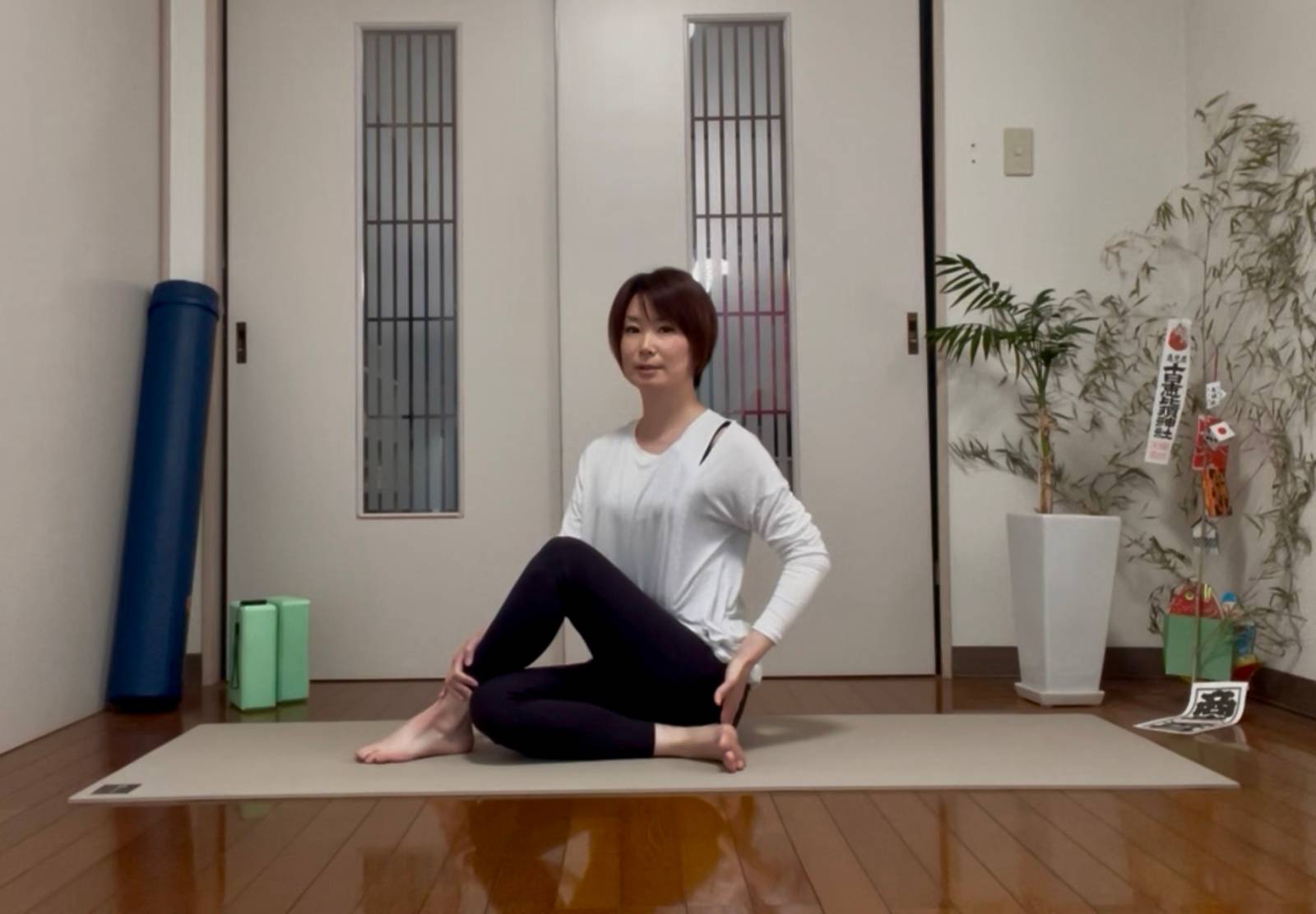 脇腹ほぐすヨガ