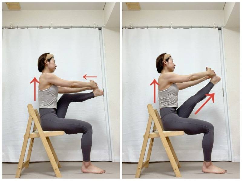 椅子に座って右脚の裏を両手でつかみ、骨盤を立てて背筋を伸ばし、ふくらはぎや腿裏を伸ばすストレッチ