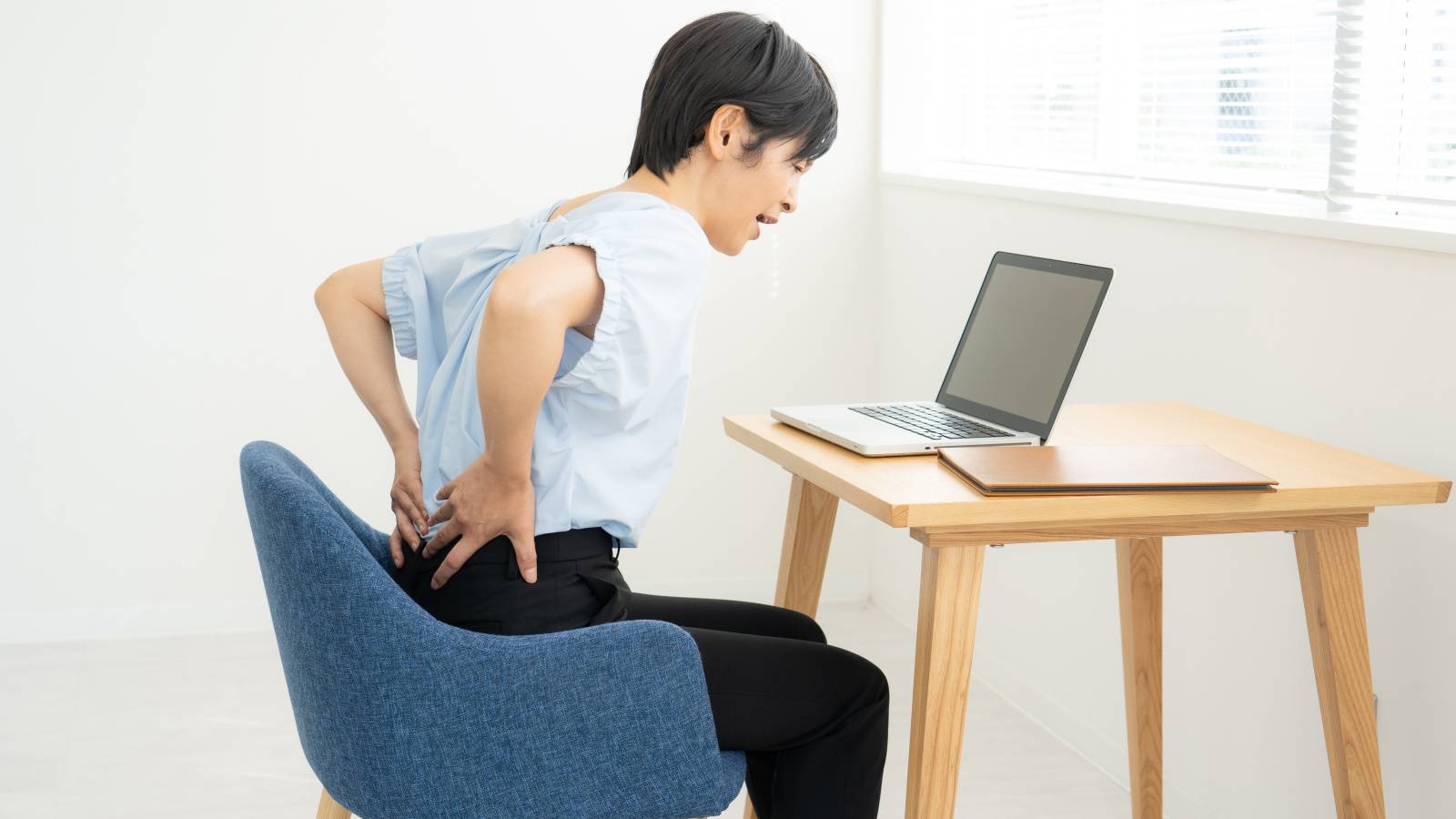 【座っていると腰が痛い】パソコン作業中もOK！座ったままでできる腰の負担を和らげるイメージ術