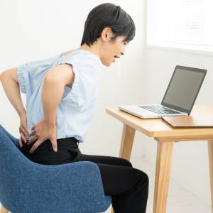 【座っていると腰が痛い】パソコン作業中もOK！座ったままでできる腰の負担を和らげるイメージ術