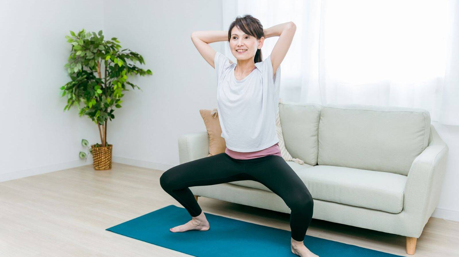 酷暑の運動不足に要注意！スキマ時間に簡単に出来る【宅トレ全身スクワット】