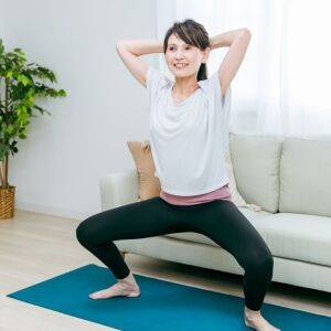 酷暑の運動不足に要注意！スキマ時間に簡単に出来る【宅トレ全身スクワット】