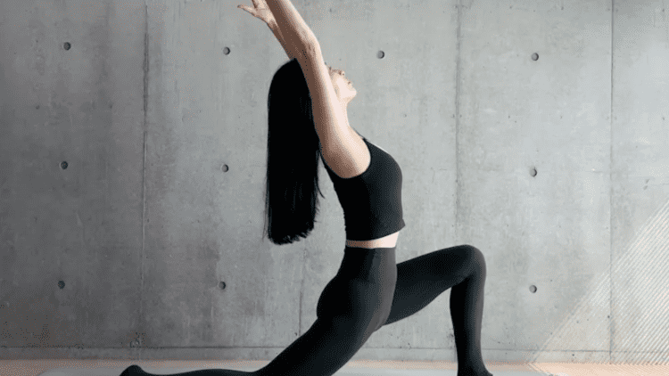 朝、カラダが「ガチガチ」なあなたへ。 目覚めからととのう「サクッとストレッチ」ポーズ３選