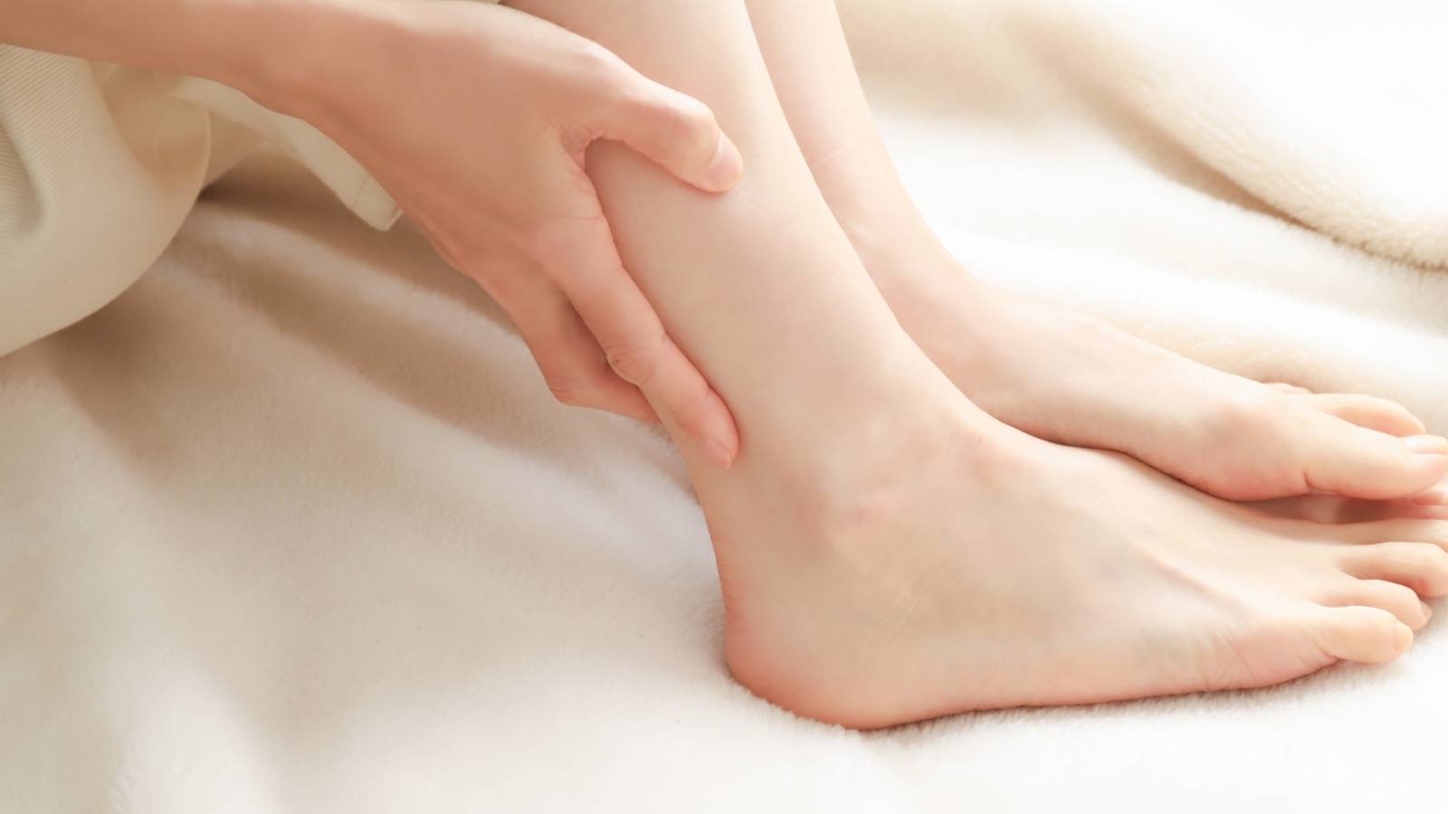 夏の冷えも油断大敵！【簡単寝たまま】ふくらはぎの血流を促すむくみ解消脚上げストレッチ