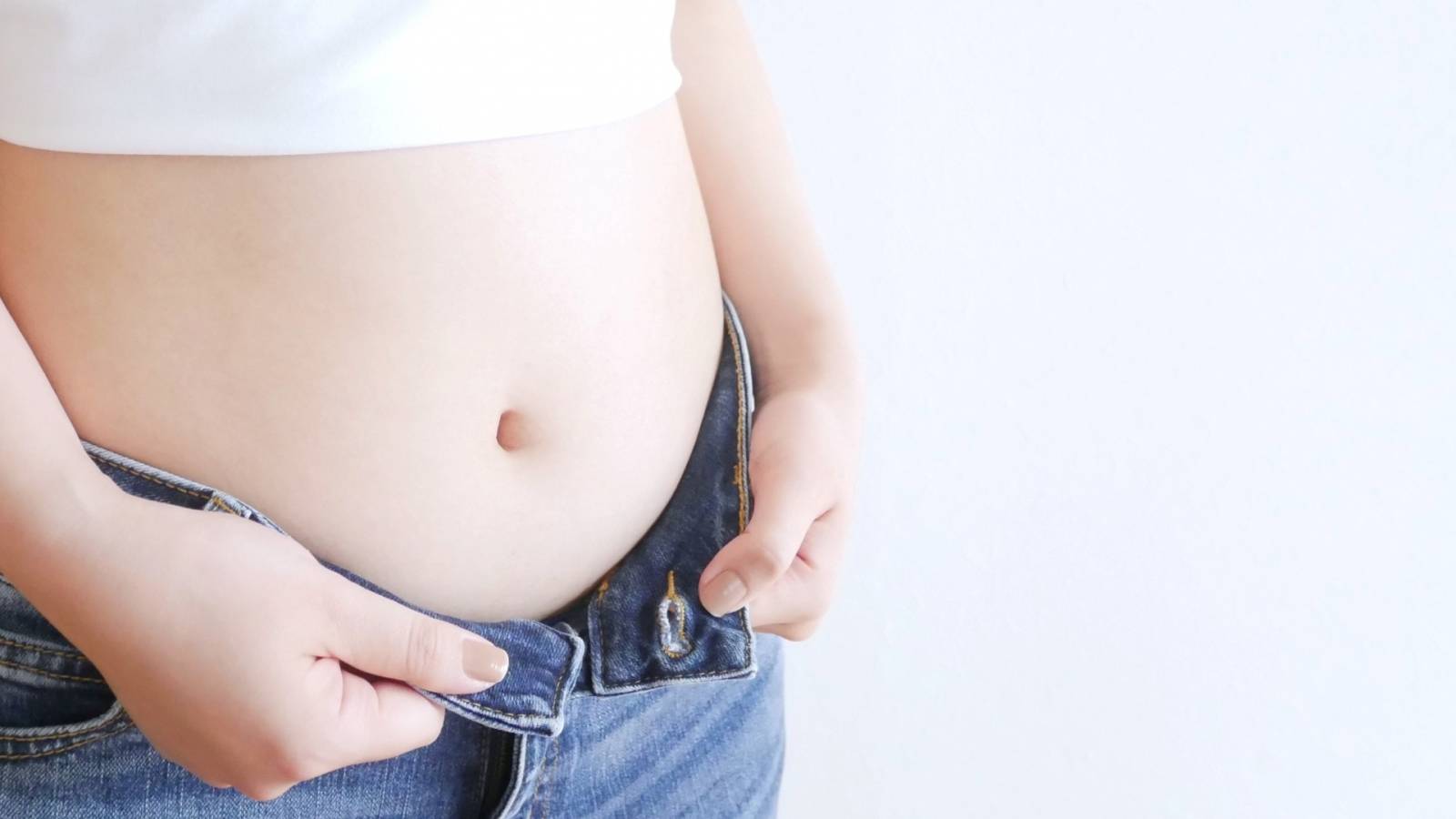おへそをのぞき込んでバタ足10回!【下腹部の筋肉にフォーカス】寝たままお腹痩せエクササイズ
