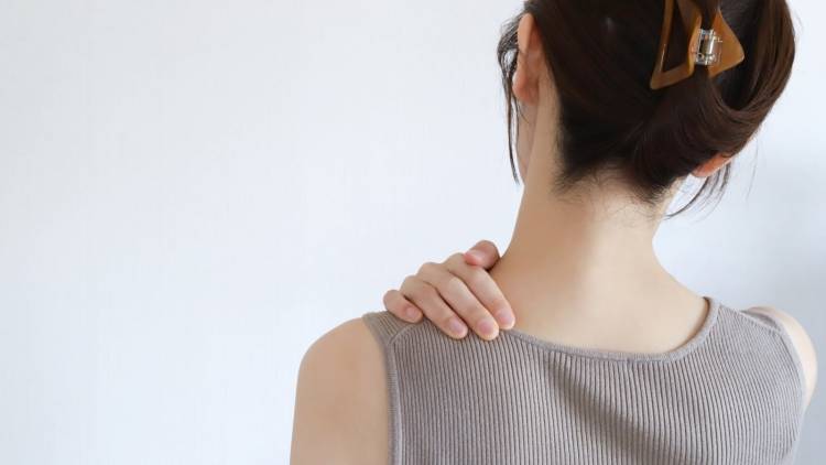 そのまま放置してもいいことなし！〈たった10秒〉隙間時間でサクッとできる首こり解消ストレッチ