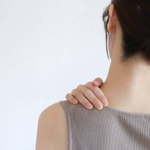 そのまま放置してもいいことなし！〈たった10秒〉隙間時間でサクッとできる首こり解消ストレッチ