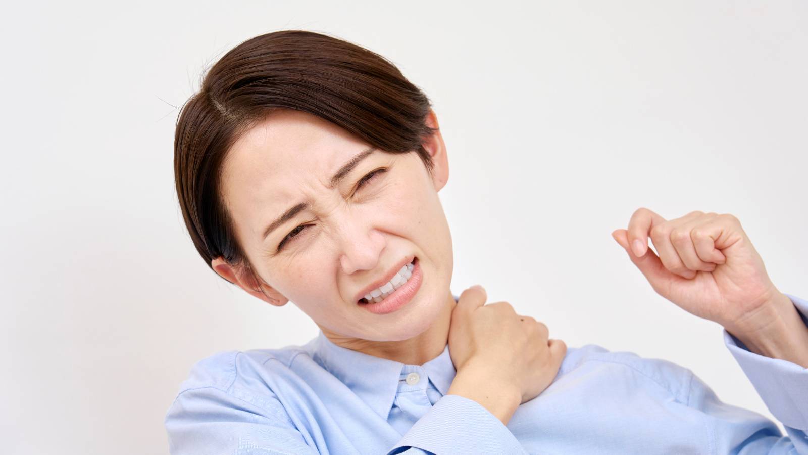 【これって四十肩・五十肩!?】肩の上がりづらさを感じたら｜グイーンと伸びる「肩甲骨ほぐしヨガ」