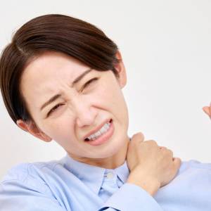 【これって四十肩・五十肩!?】肩の上がりづらさを感じたら｜グイーンと伸びる「肩甲骨ほぐしヨガ」
