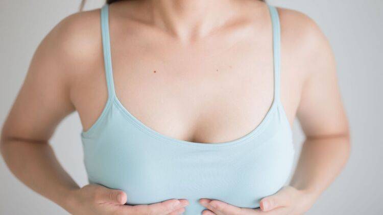 30分の筋トレに匹敵！40代からでも遅くない形のいいバストをつくれる「タオルピラティス」