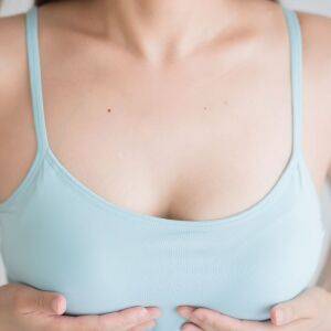 30分の筋トレに匹敵！40代からでも遅くない形のいいバストをつくれる「タオルピラティス」