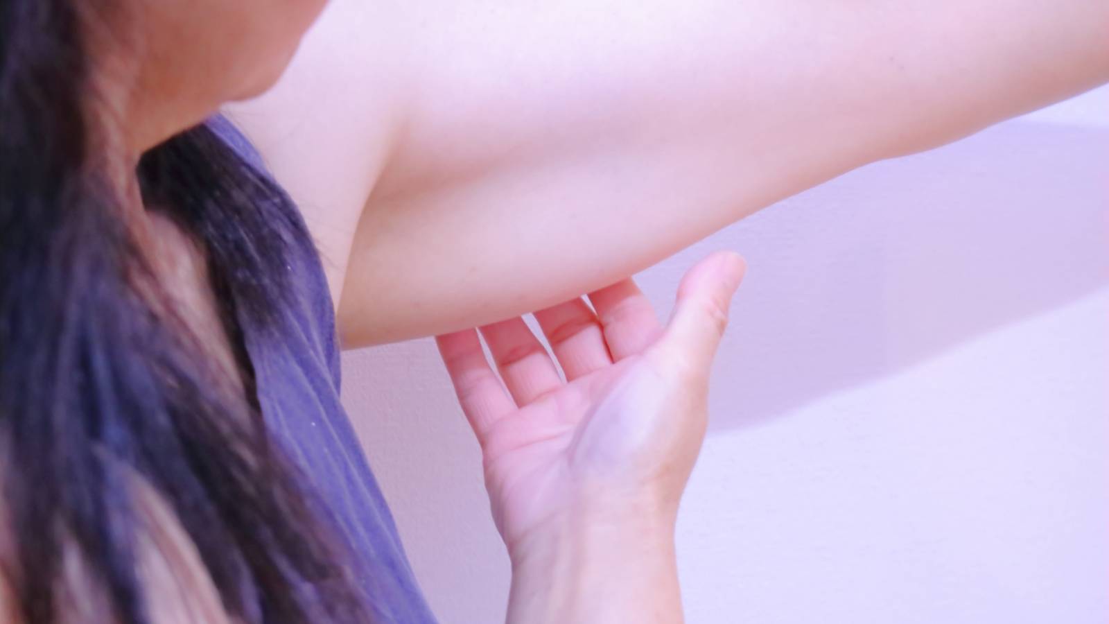 背中と二の腕をまとめて引き締める！座りながらたった30秒伸ばすだけ簡単エクササイズ