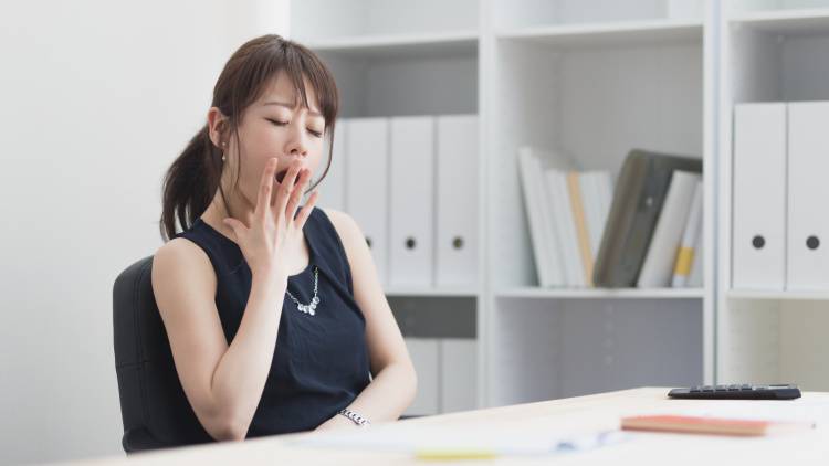 夏は睡眠の質が下がりやすい季節！【日中どうしても眠くなる人に】ゴロゴロするだけのぐっすりヨガ