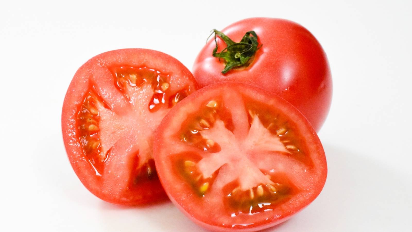 トマトに不足している栄養素を補う!黄金の組み合わせ食材は?管理栄養士が解説