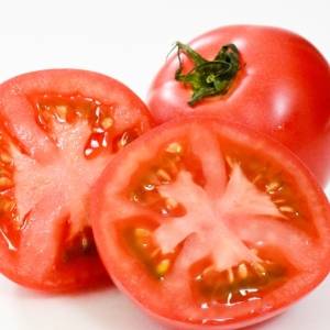 トマトに不足している栄養素を補う！黄金の組み合わせ食材は？管理栄養士が解説