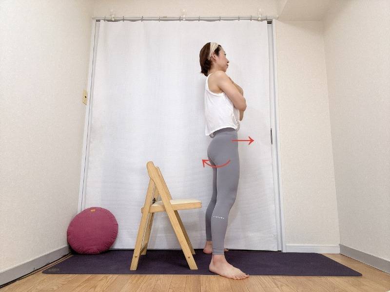 胸の前で両手をクロスし、恥骨を前に突き出すようにしてお尻を絞めて立った体勢