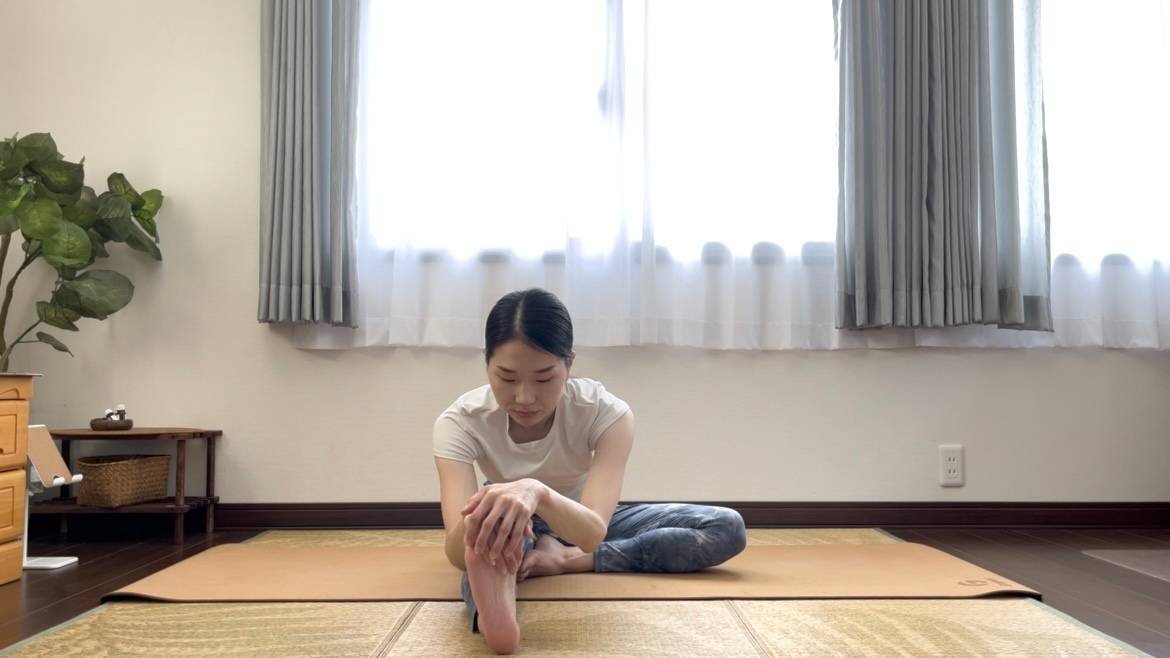 片足前屈のポーズ