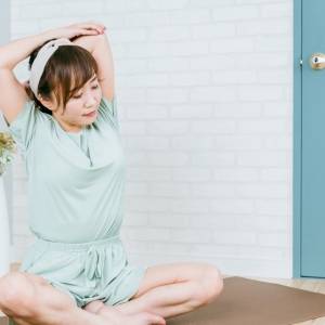 【太りやすい原因は自律神経の乱れ？】1日3分！みるみる痩せやすいカラダをつくるための背骨調整ヨガ