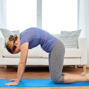 【キャット&カウが苦手な人に】ポイントは頭!背すじをスムーズに動かすのに役立つイメージ術