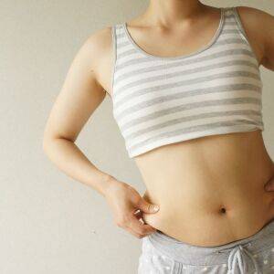 40代・50代の「ムチッ」とした脇腹に効く！【伸ばして縮めるだけ】浮き輪肉解消→四つ這いエクサ