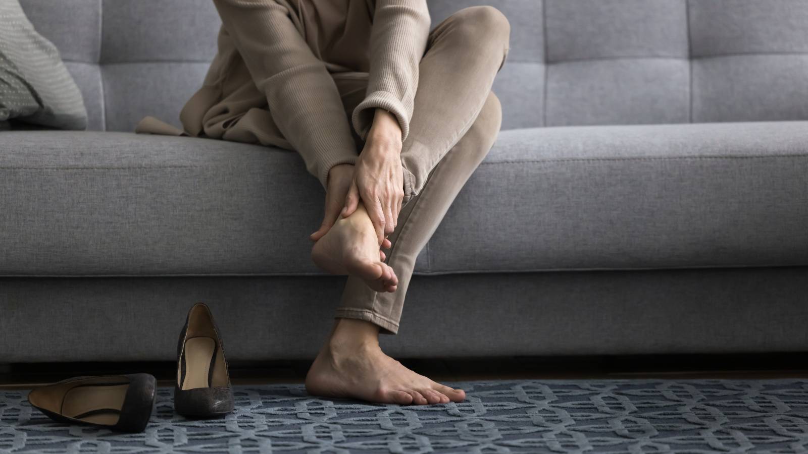 脚の疲れ翌日まで持ち越してない？【だる重い脚をスーッと楽にする】寝たままできる簡単脚ほぐし