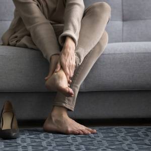 脚の疲れ翌日まで持ち越してない？【だる重い脚をスーッと楽にする】寝たままできる簡単脚ほぐし