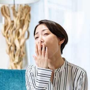 睡眠の質を低下させるのは「浅い呼吸」？【40代の疲労回復】深く眠れる胸を開くストレッチ