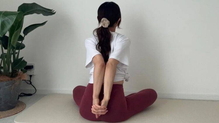 あなたの肩甲骨は硬い？柔らかい？【９割の人ができない!?】今すぐできるチェック法と簡単ほぐし