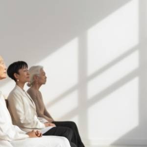 「今さら友達なんて…」とためらうあなたへ。更年期からでも友達は作れる！具体的な3つの方法