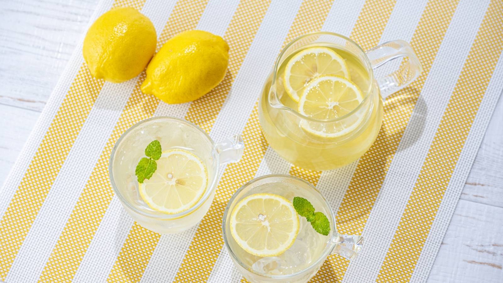 「美容によいと思ってたわ…」レモン水を飲まない方がいい人の特徴【管理栄養士が解説】