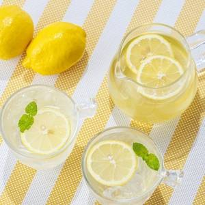 「美容によいと思ってたわ…」レモン水を飲まない方がいい人の特徴【管理栄養士が解説】