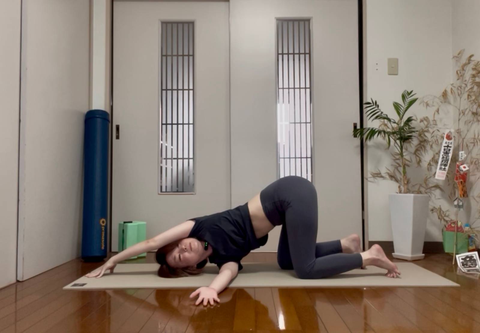 針の糸通しのポーズ