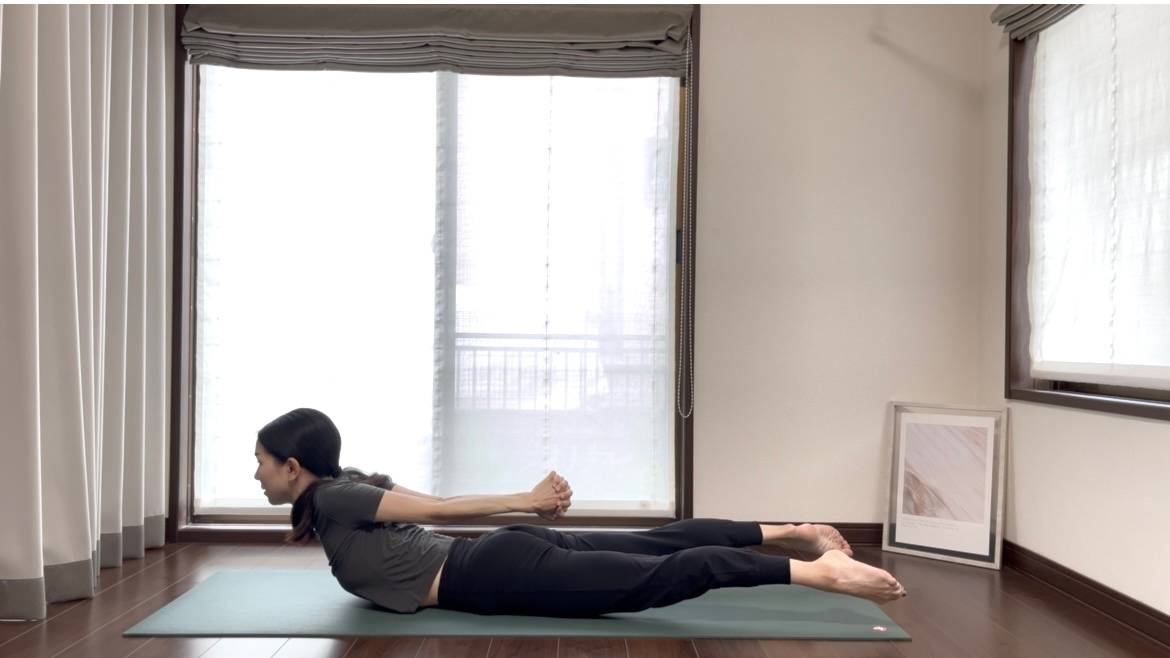 バッタのポーズ