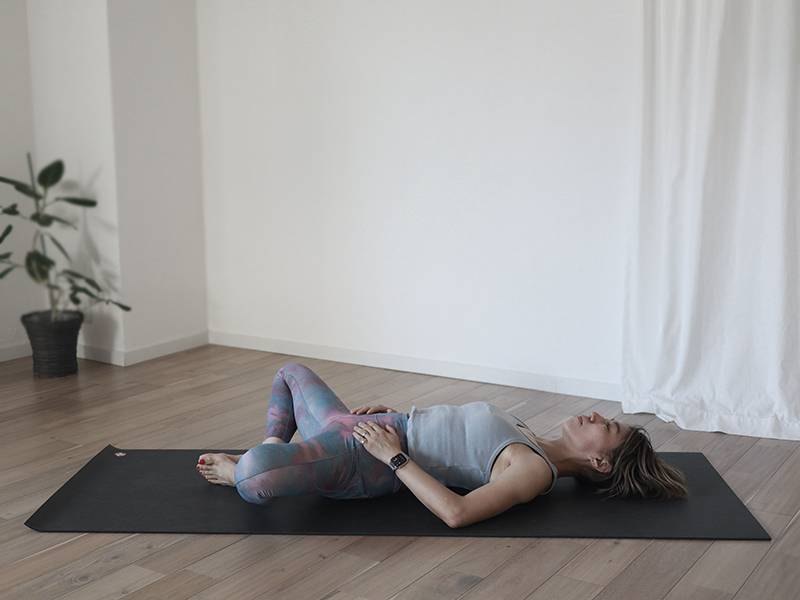 仰向けで足裏を合わせるポーズ２