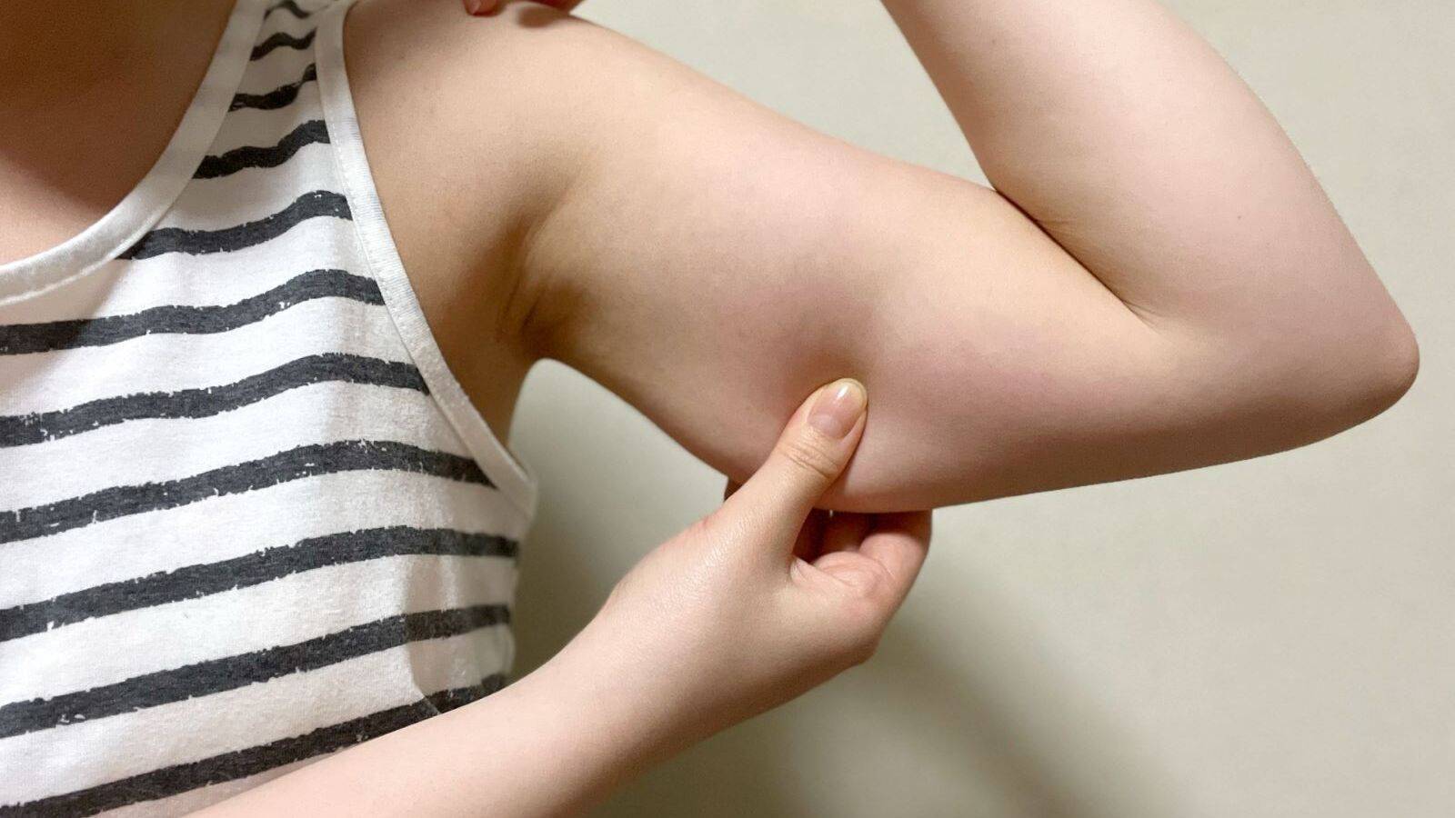 30分の筋トレに匹敵！振袖肉を引き締めて、ノースリーブが似合う二の腕をつくる「タオルピラティス」