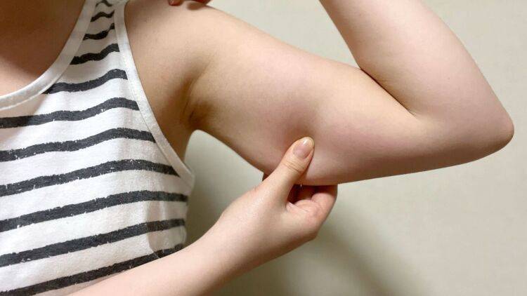 30分の筋トレに匹敵！振袖肉を引き締めて、ノースリーブが似合う二の腕をつくる「タオルピラティス」