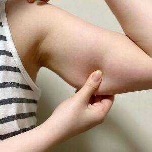 30分の筋トレに匹敵!振袖肉を引き締めて、ノースリーブが似合う二の腕をつくる「タオルピラティス」