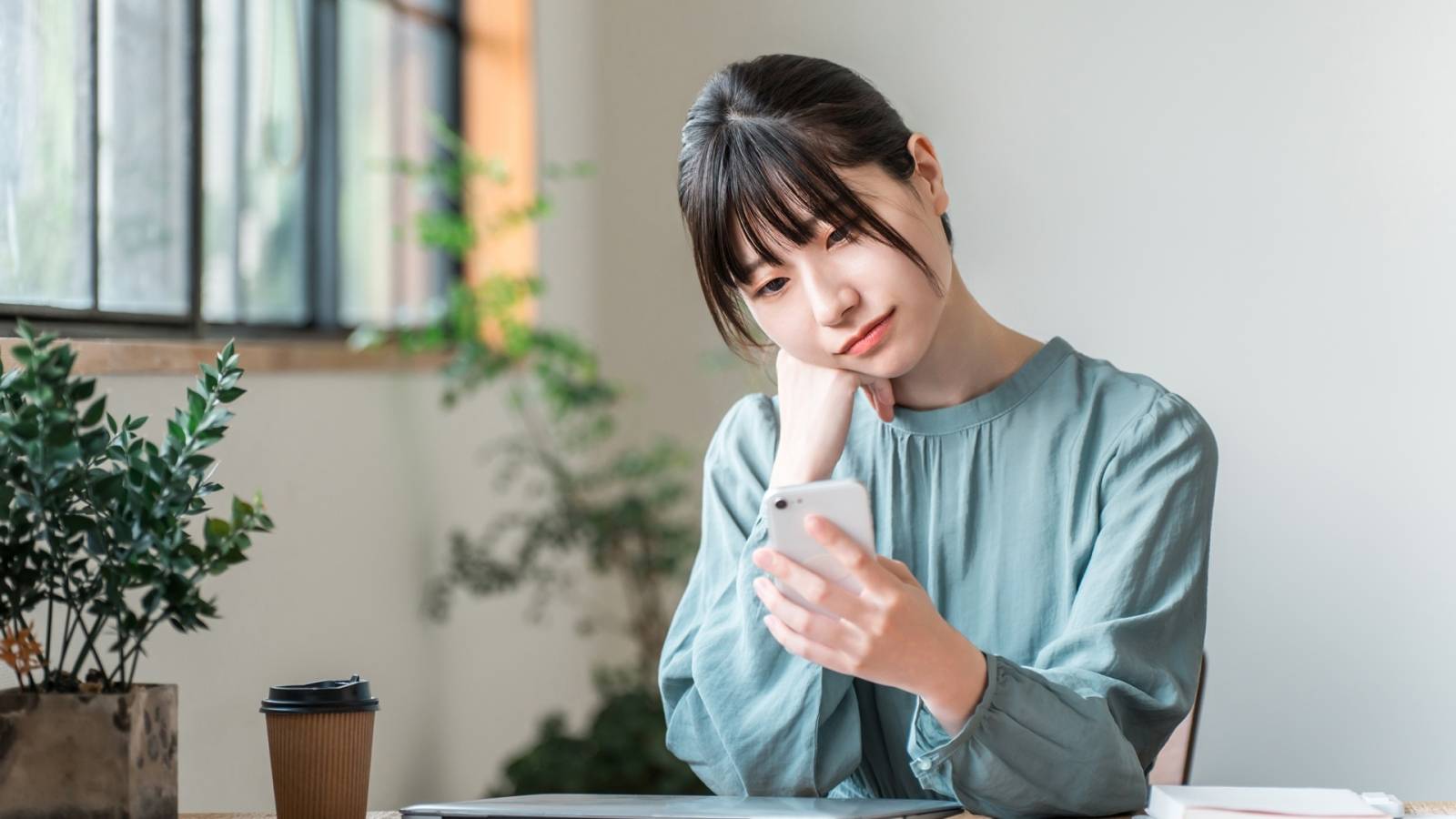 「冷房漬け」になると太ももが硬くなる？血流を促し骨盤も整える〈簡単！太もも前伸ばし〉