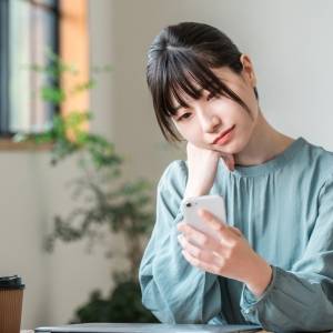 「冷房漬け」になると太ももが硬くなる？血流を促し骨盤も整える〈簡単！太もも前伸ばし〉