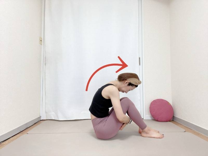 膝を立てて背中を丸めて座った体勢