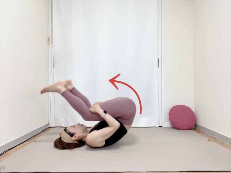 膝の後ろを抱えて座り、体を後ろにゴロンと転がした体勢