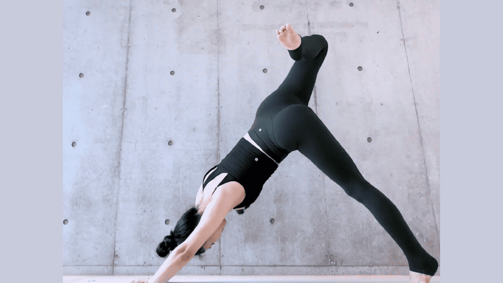 「やる気が出ない…」それ、気持ちじゃなくて体が重いのかも？体も心もスッと軽くなる魔法の10分ヨガ