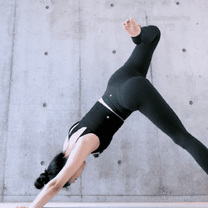 「やる気が出ない…」それ、気持ちじゃなくて体が重いのかも？体も心もスッと軽くなる魔法の10分ヨガ