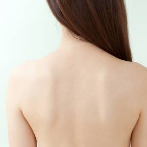 ずっしり重く、ガチガチな背中と肩がふわっと軽くなる＜寝る前たった1分＞やさしいストレッチ